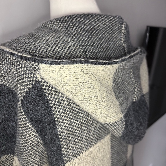 Monteau Black and White Checkered Sweater - Picture 7 of 9